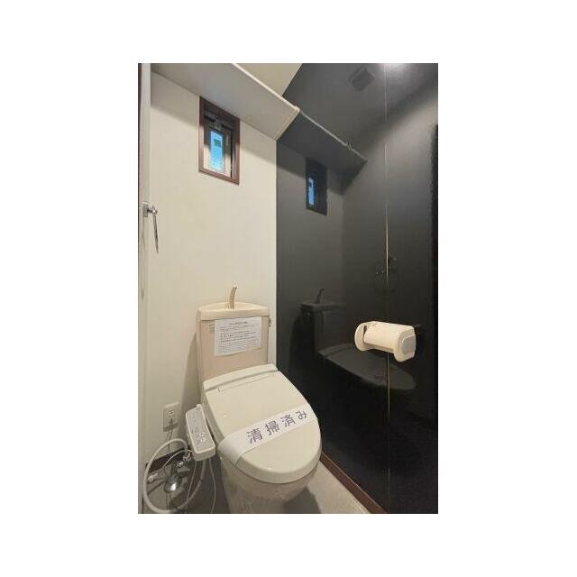 【トイレ】温水洗浄便座つきです☆上部には棚板があります♪