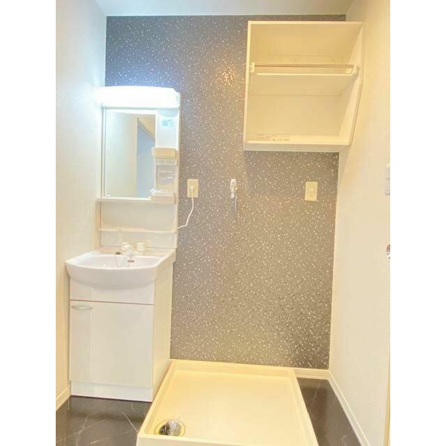 【洗面所】忙しい朝には特にうれしい、独立洗面台☆洗濯機置き場の上には、あると便利なランドリーラック☆