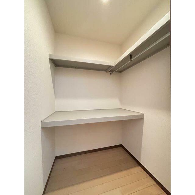 【ウォークインクローゼット】天井までの大きな収納♪たっぷり収納することができます◎