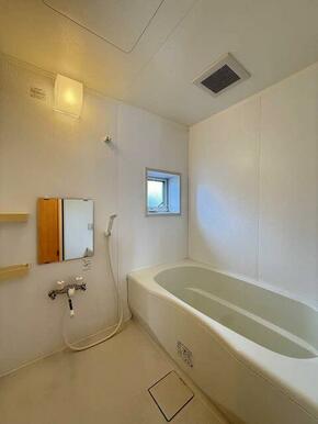 【浴室】換気と採光を考慮した小窓があって明るく清潔感あるバスルームは、沸かし直しができて経済的な追…