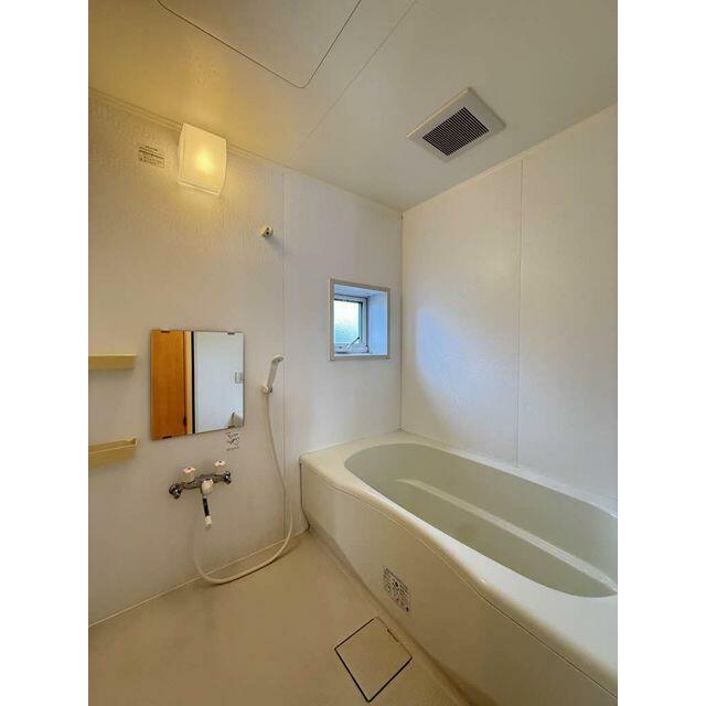 【浴室】換気と採光を考慮した小窓があって明るく清潔感あるバスルームは、沸かし直しができて経済的な追…