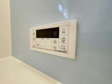 ボタンひとつでお湯張りや追い焚き、温度調整までしてくれる便利なオートバス機能付き！