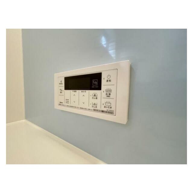 ボタンひとつでお湯張りや追い焚き、温度調整までしてくれる便利なオートバス機能付き！