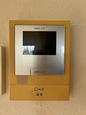 モニター付きインターホンがあるので安心です