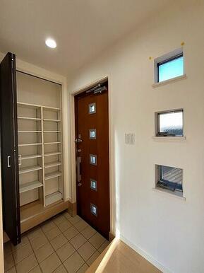 広々とした玄関です