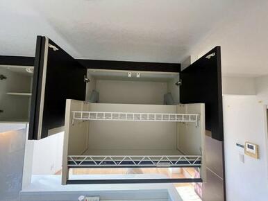 キッチン吊り戸棚ございます