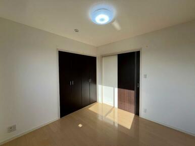 引き戸の洋室です