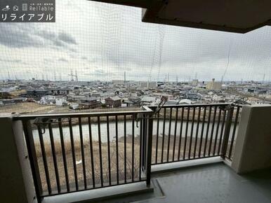 ゆとりあるバルコニーで心地よい風を感じられます。