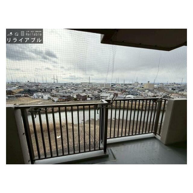 ゆとりあるバルコニーで心地よい風を感じられます。