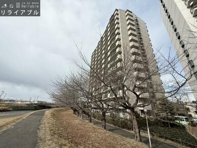 川のそばに佇む開放感あるロケーション。ゆったりとした時間を過ごせます。