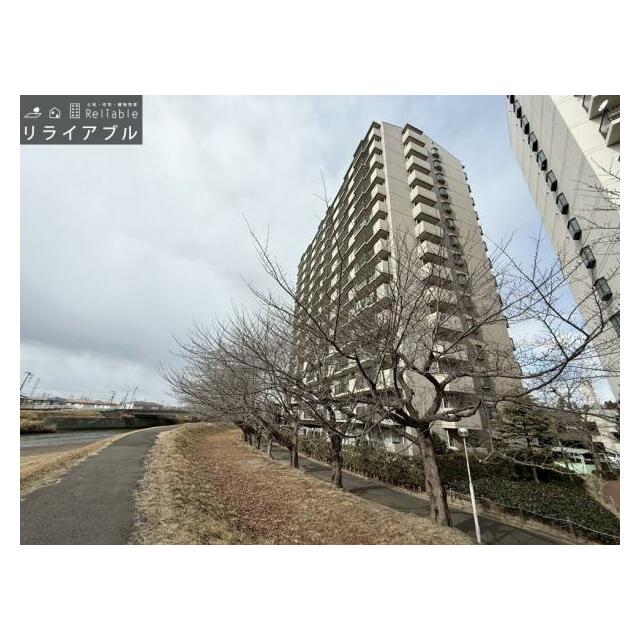 川のそばに佇む開放感あるロケーション。ゆったりとした時間を過ごせます。