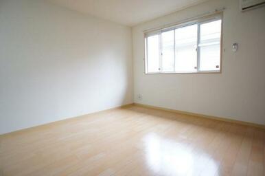白い床が映える、広々7.5帖の居室空間です