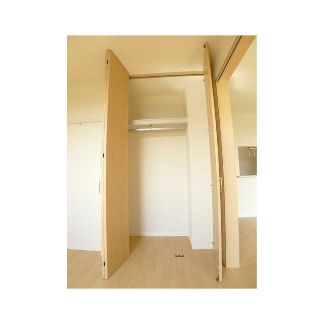 ５．４帖の洋室収納。高さのある２段式でコート類等も楽々収納出来ちゃいます♪