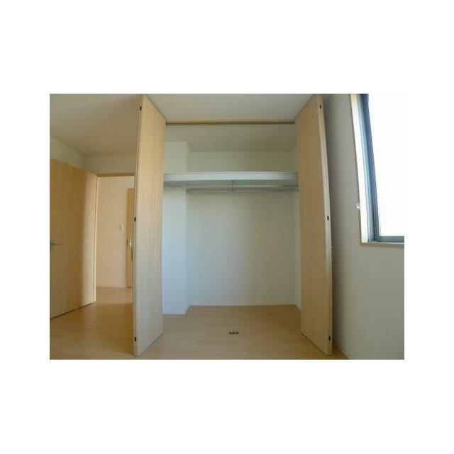 ６．３帖の洋室収納。間口が広く、高さもあるのでたっぷり収納出来ちゃいます♪
