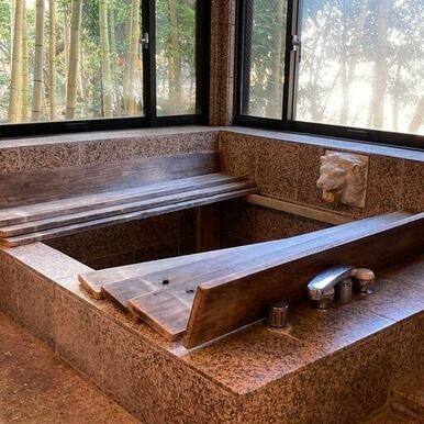大理石調のお風呂 窓の外からは竹林がみえるため、とてもリラックスできる空間になってます。