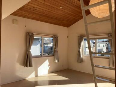 １２畳の寝室は傾斜天井で解放感があります。