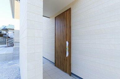 ワンプッシュで鍵の施解錠ができる便利なキーレス玄関ドア（同仕様物件写真）