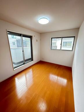 「洋室」2階西側洋室約6.5帖、二面採光