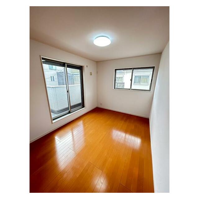 「洋室」2階西側洋室約6.5帖、二面採光