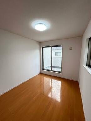 「洋室」2階北側洋室約6帖、西向きバルコニー付き