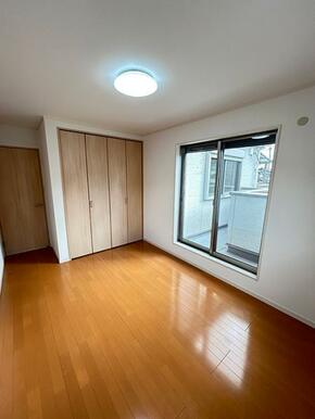 「洋室」2階西側洋室約6.5帖、バルコニー付き