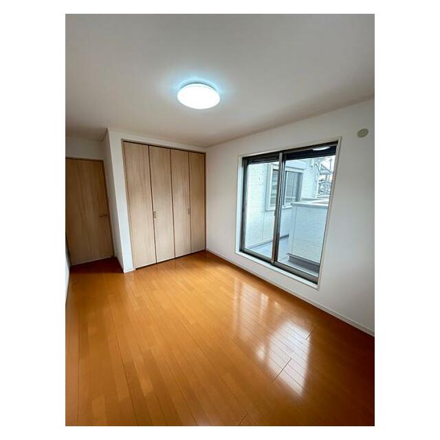 「洋室」2階西側洋室約6.5帖、バルコニー付き