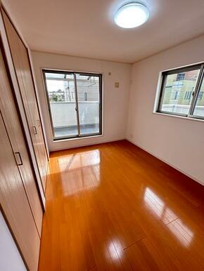 「洋室」2階南側洋室約6帖、南・西採光で日当たり良好