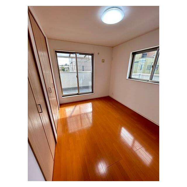 「洋室」2階南側洋室約6帖、南・西採光で日当たり良好