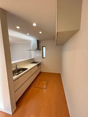 「キッチン」吊戸棚付き、作業台の上はオープンになっており開放的