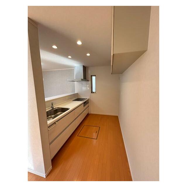 「キッチン」吊戸棚付き、作業台の上はオープンになっており開放的