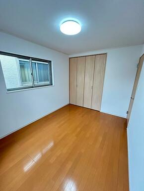 「洋室」2階北側洋室約6帖、クローゼット付き