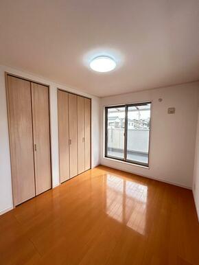 「洋室」2階南側洋室約6帖、クローゼット付き