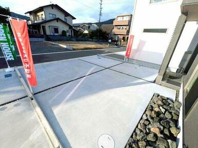 駐車スペースはお車をゆったり２台停められる広さを確保。