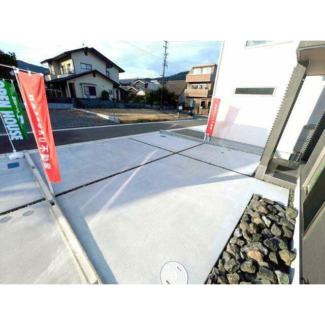駐車スペースはお車をゆったり２台停められる広さを確保。