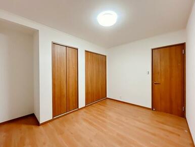 「1階南西側洋室」収納と床の間がございます。