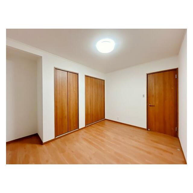 「1階南西側洋室」収納と床の間がございます。