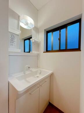 「2階洗面台」トイレ付近にございます。