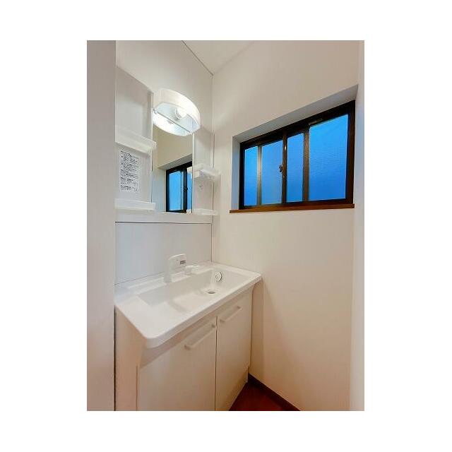 「2階洗面台」トイレ付近にございます。