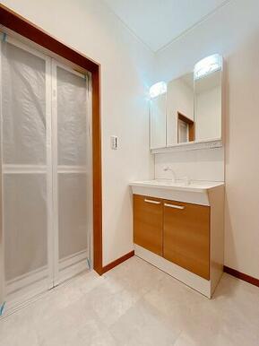 「脱衣所」クロス、クッションフロア張替え、浴室と洗面台新品交換済。