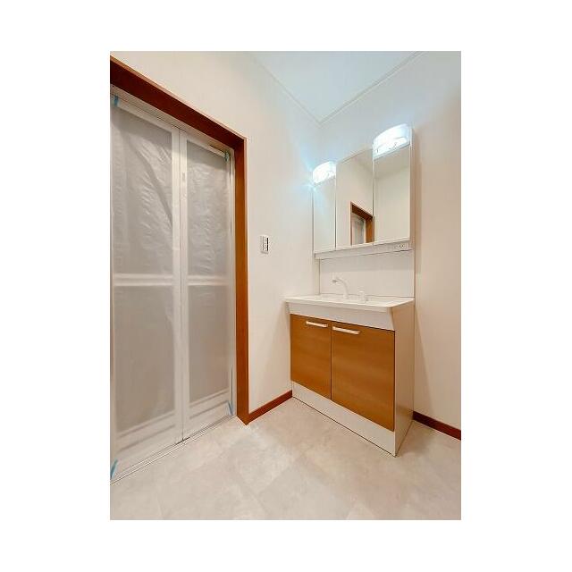 「脱衣所」クロス、クッションフロア張替え、浴室と洗面台新品交換済。