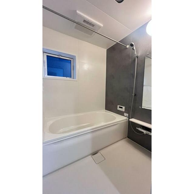 日々の疲れを癒す浴室は足を伸ばせゆったり過ごせます。