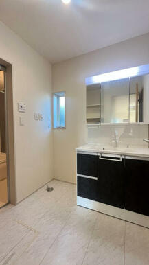 清潔感のある洗面化粧台は3面鏡になっており朝の忙しい時間帯でもらくらく支度できます。