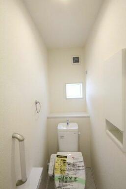 1階と2階にトイレがあり、ウォシュレット完備