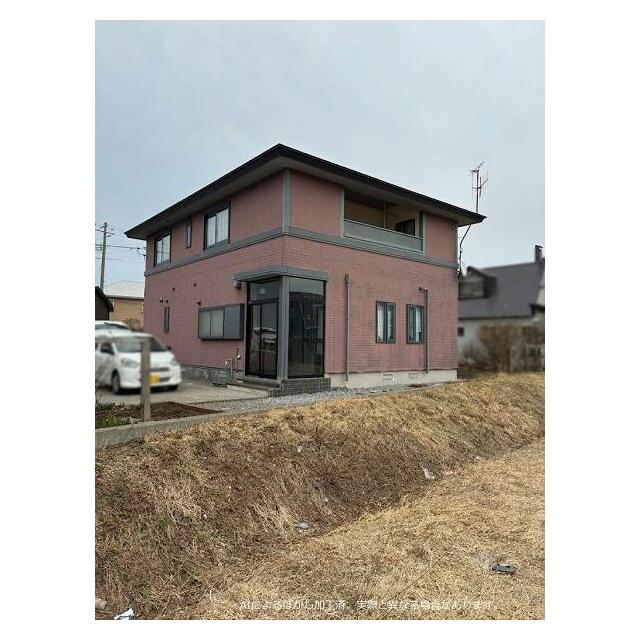 西側から撮影。外壁のメンテナンスが必要です。
