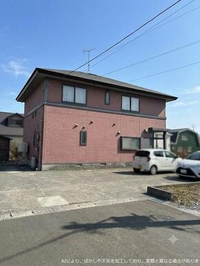 北側道路から撮影。駐車スペースは複数あります。 ※AI加工（ぼかし・天気）済。実際と異なる場合あり。