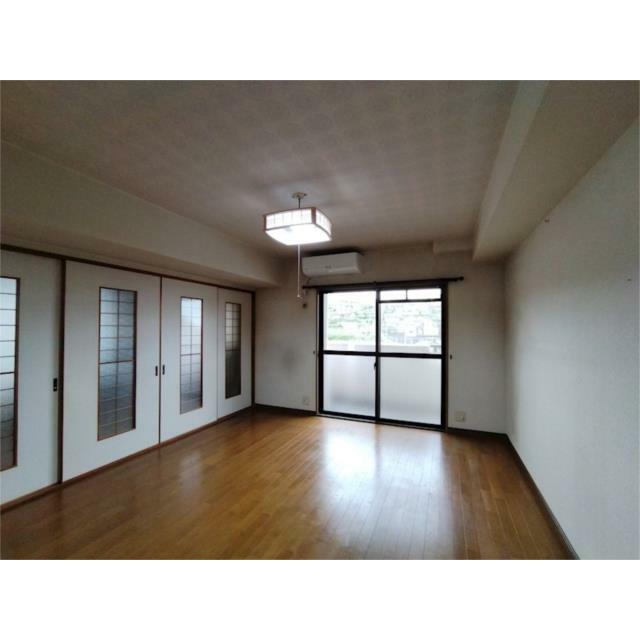 和室とリビングが一体となった広々空間。家族団らんや来客時にもゆったり過ごせます。陽当たり良好な窓から