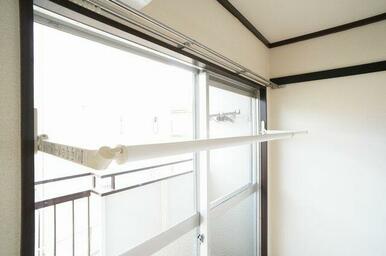 【室内物干し】バルコニー側の洋室には室内物干し用のバーを付けております。雨の日や花粉、土埃などが気…