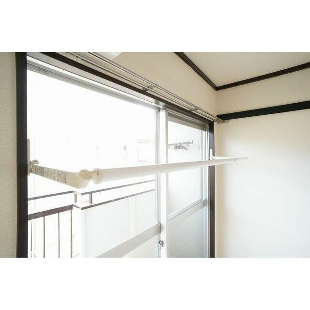 【室内物干し】バルコニー側の洋室には室内物干し用のバーを付けております。雨の日や花粉、土埃などが気…
