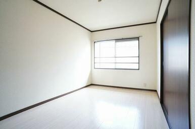 【洋室(2)】５．５帖の洋室。こちらのお部屋も南向きのお部屋で腰高の引違窓がついていて、明るいお部…