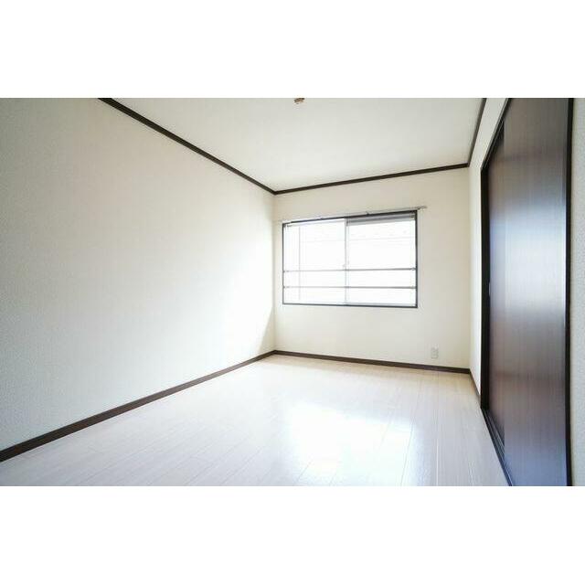 【洋室(2)】５．５帖の洋室。こちらのお部屋も南向きのお部屋で腰高の引違窓がついていて、明るいお部…
